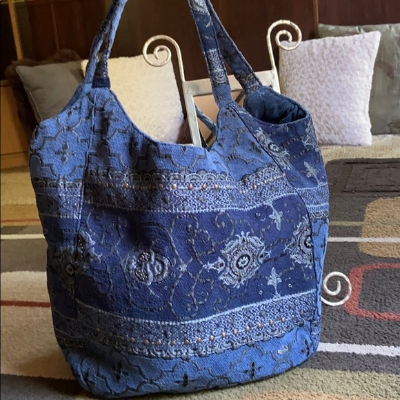 Kiby's tweet photo. So good I had to share! Check out all the items I'm loving on @Poshmarkapp #poshmark #fashion #style #shopmycloset #sanctuary #carpisa: https://t.co/5Y7yPG2Gs9 https://t.co/FgK4lN5LVh