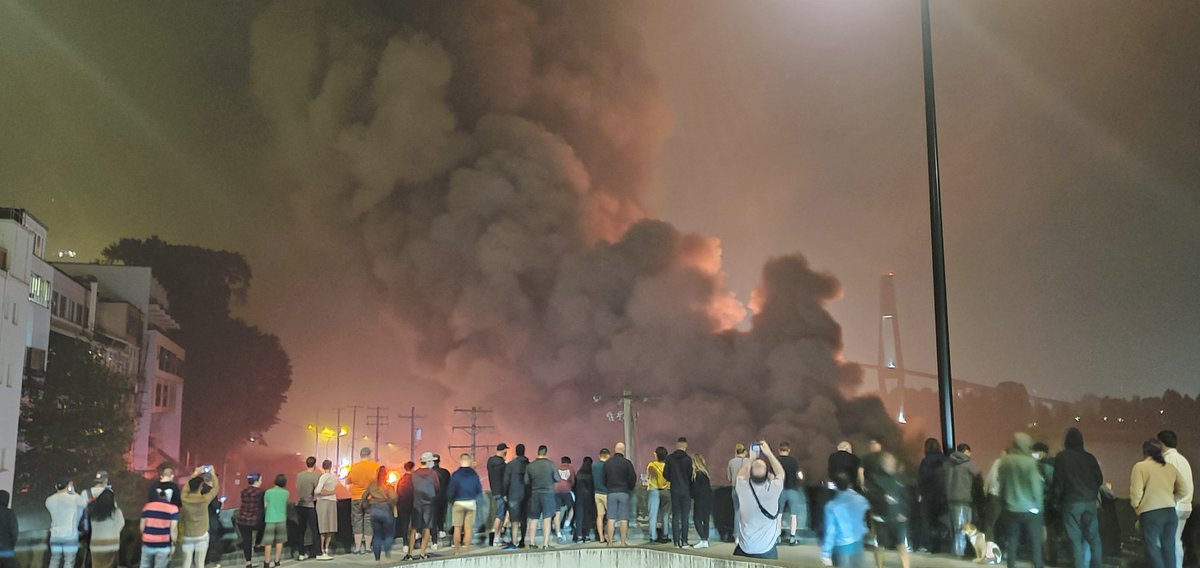 Terrible fire at Pier park in new west, stay safe and wear your mask if you're out here! #newwest #fire <a href="/CTVVancouver/">CTV News Vancouver</a> <a href="/CBCVancouver/">CBC Vancouver</a> <a href="/GlobalBC/">Global BC</a>
