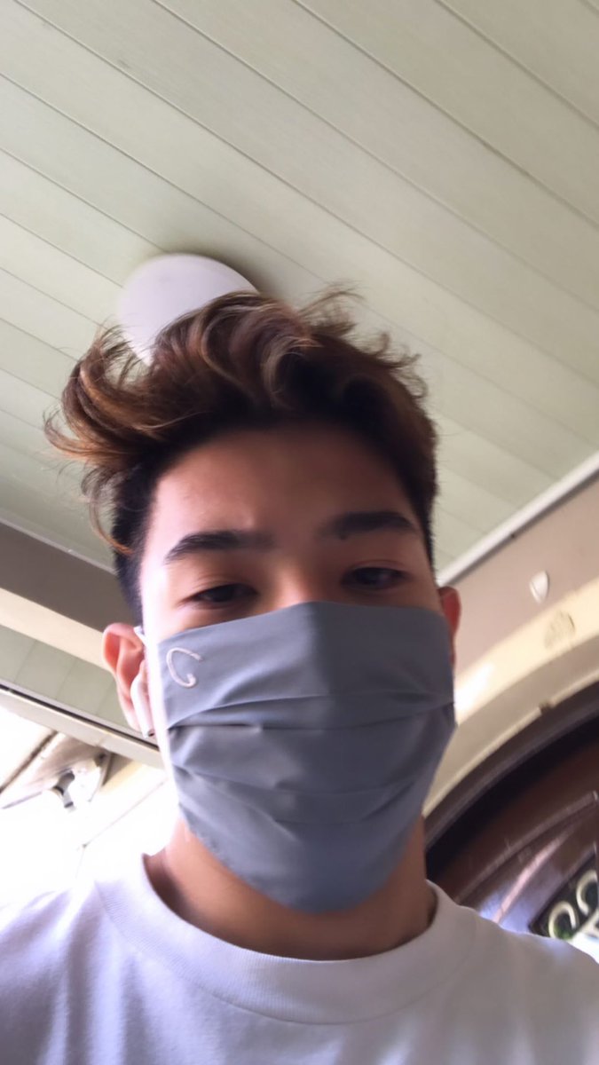 OLIVEOLI_'s tweet photo. may random guy na nagsend sakin ng pic niya he said kakagising lang daw niya like bro... ito siya 😳 https://t.co/yWNcyfzUoa
