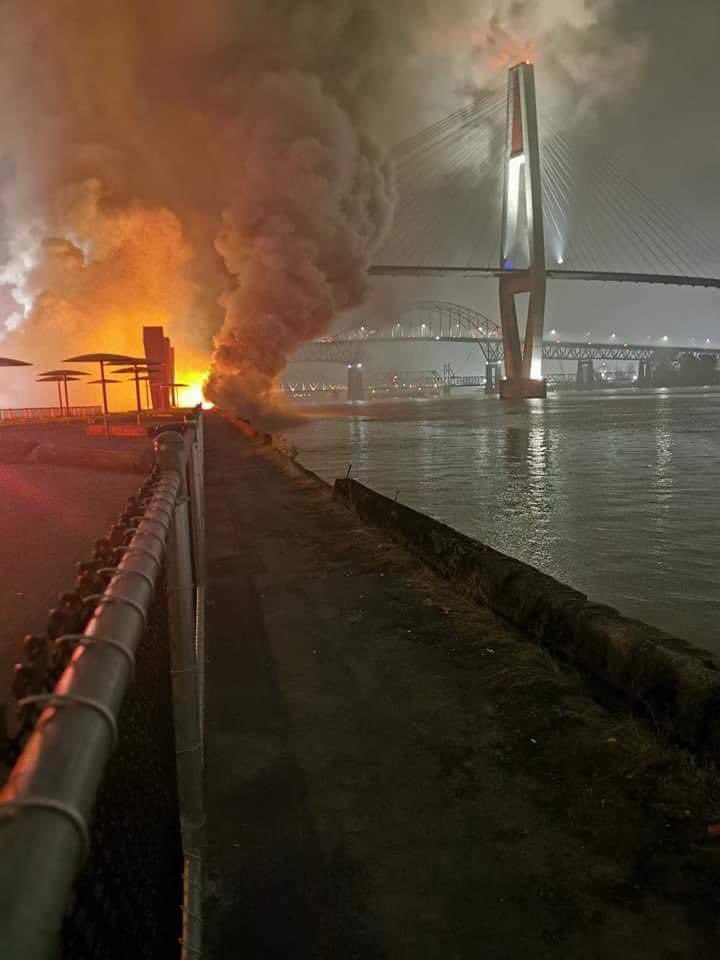 cnkdnzmn's tweet photo. #fire #newwestminster #firefighters one of the biggest fires in the history that is happening in the area https://t.co/bnanDe5ITu