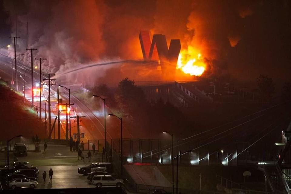 cnkdnzmn's tweet photo. #fire #newwestminster #firefighters one of the biggest fires in the history that is happening in the area https://t.co/bnanDe5ITu