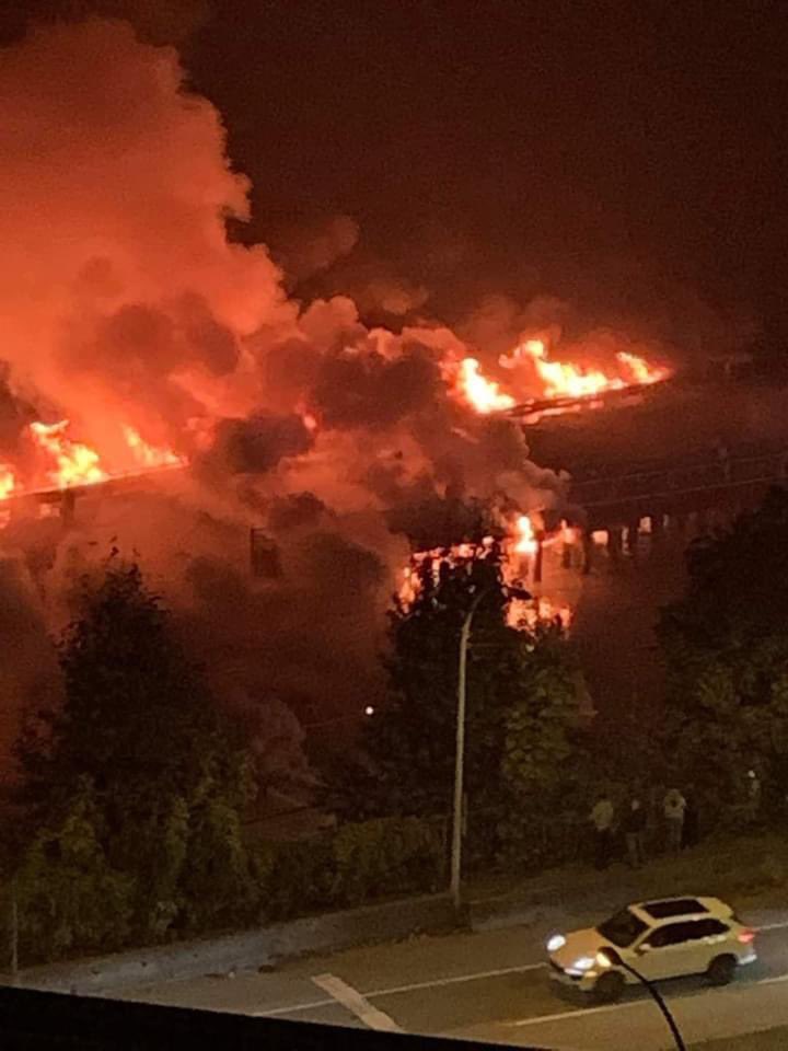 cnkdnzmn's tweet photo. #fire #newwestminster #firefighters one of the biggest fires in the history that is happening in the area https://t.co/bnanDe5ITu
