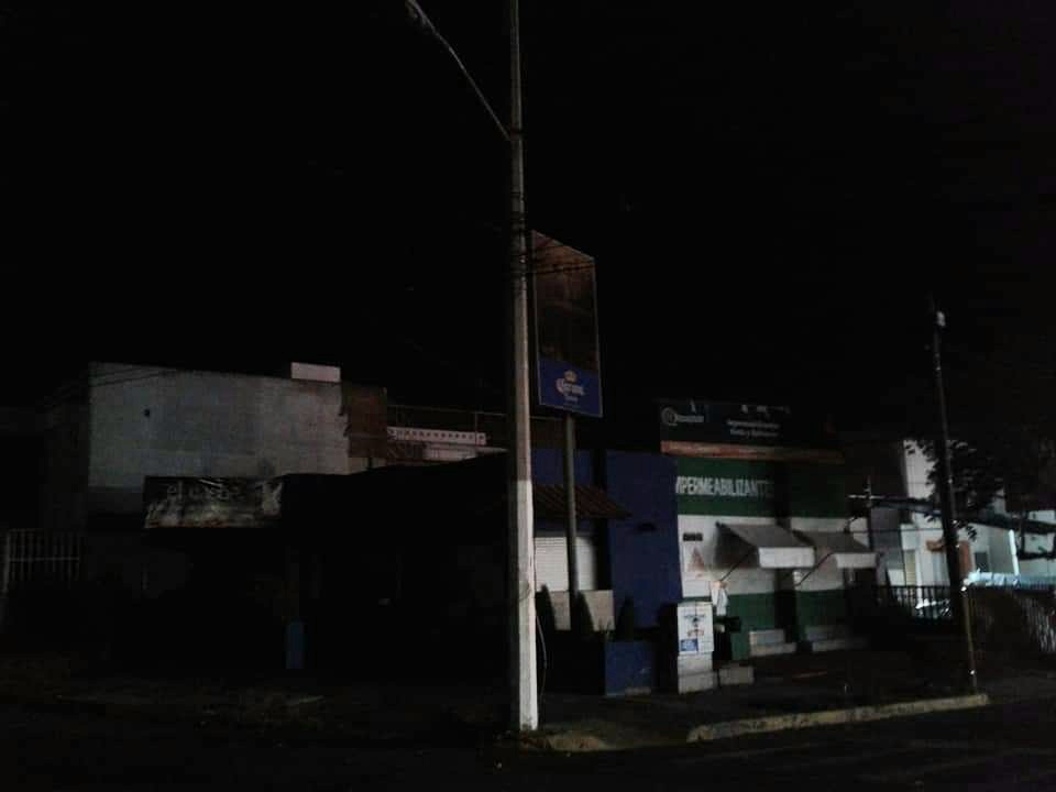 MarioGGN's tweet photo. @ZapopanGob, @AlumbradoZap,@Linea_Zapopan @CFE_Contigo para reportar un poste de alumbrado público en Av.  Tabachines esquina Paseo de las Palmeras, Fracc. Tabachines, Zapopan. Tiene 8 meses que no funciona y se han reportado a @PoliciaZapopan incidentes vándalicos. Gracias. https://t.co/RZuv1c3NUJ