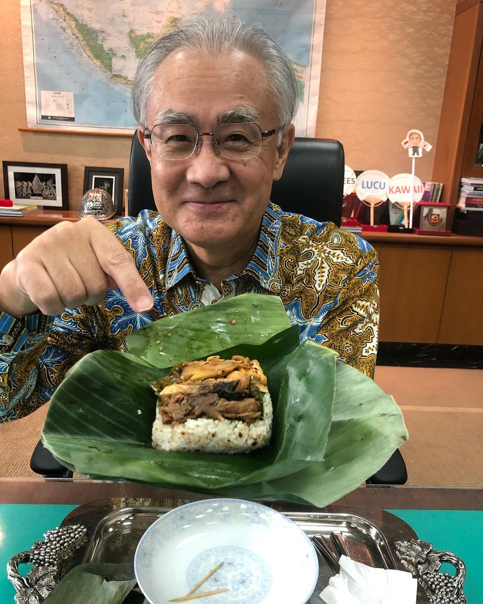 jpnambsindonesi's tweet image. Hari ini makanan saya nasi toek toek. Nasi rempah dgn berbagai lauk pauk yg dibungkus daun pisang. Isinya ikan peda goreng, pepes tahu, sambal, dll.
Kebetulan bentuk daunnya seperti masker, sehingga saya memakai masker dengan daun ini.
#ishiimasafumi #dutabesarjepang