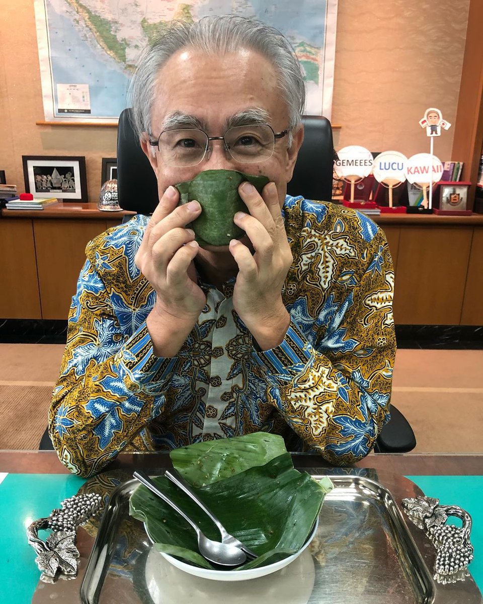 jpnambsindonesi's tweet image. Hari ini makanan saya nasi toek toek. Nasi rempah dgn berbagai lauk pauk yg dibungkus daun pisang. Isinya ikan peda goreng, pepes tahu, sambal, dll.
Kebetulan bentuk daunnya seperti masker, sehingga saya memakai masker dengan daun ini.
#ishiimasafumi #dutabesarjepang