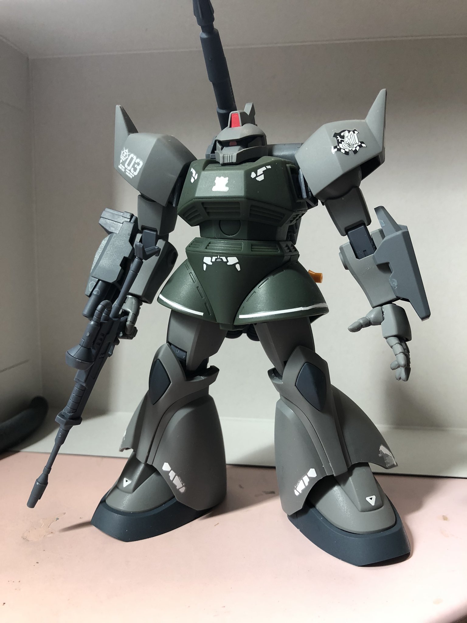 ガンプラ親父 Withエド師匠 Hgゲルググを作る 完成レビューその1 お待たせしました 無塗装艶消しクリア仕上げの ゲルググキャノン完成です デカールは オリジンのラインデカールを使用 エンブレムはギレン直属の部隊の機体と言う設定です