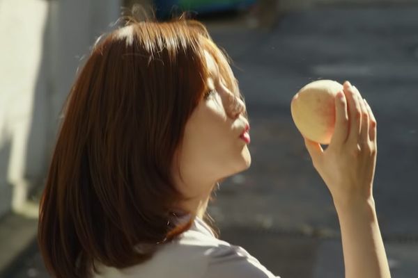 Lacinegaleria's tweet photo. Hoy es el cumpleaños del reconocido director surcoreano Bong Joon-ho, autor de cintas como #Parásitos, #Okja o #TheHost. Para celebrarlo, os dejamos imágenes de algunas de sus creaciones 😍 https://t.co/5szPZGV3jp