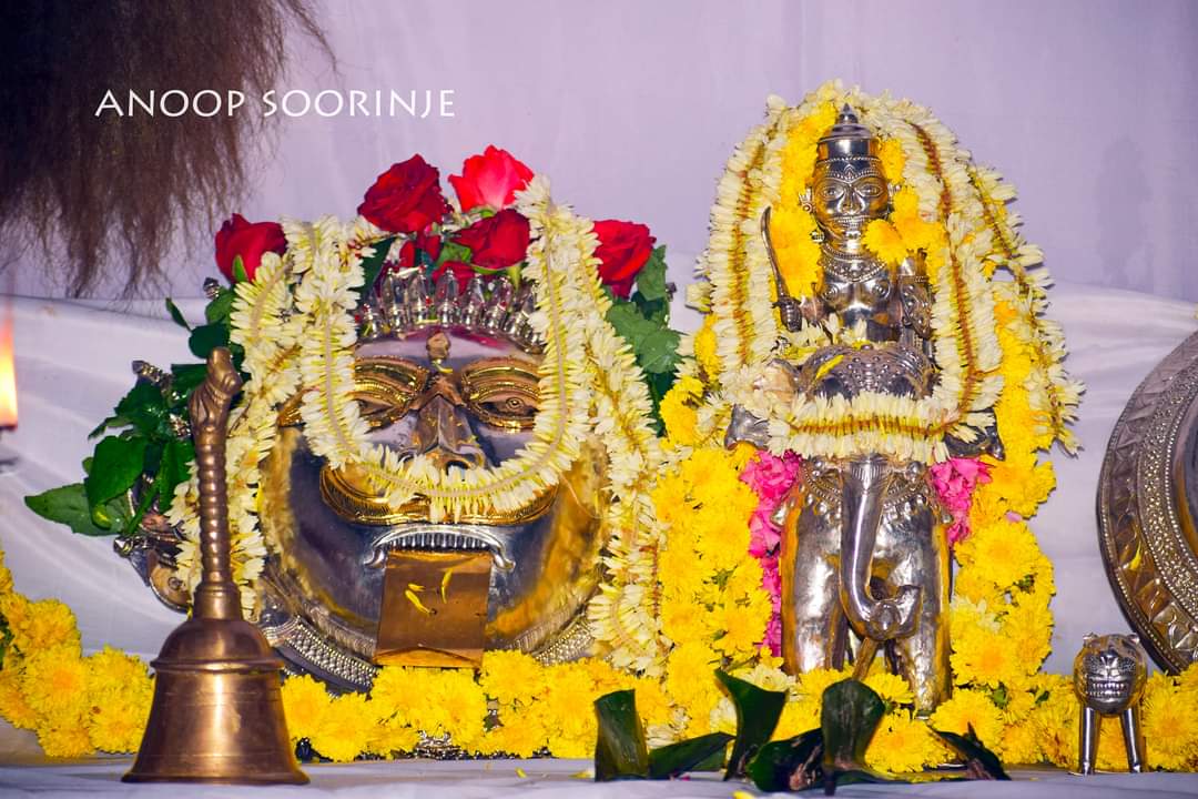 beautyoftulunad's tweet photo. Kodamandaya Sonad Nema - Panjikal Garadi, Bantwal Taluk 13.09.2020 | ಕೊಡಮಂದಾಯ ಸೋಣದ ನೇಮ - ಪಂಜಿಕಲ್ಲು ಗರಡಿ, ಬಂಟ್ವಾಳ (1/2)

#TuluCulture #Tulunad #Tulu #Porlu https://t.co/t6xdZkNnMG