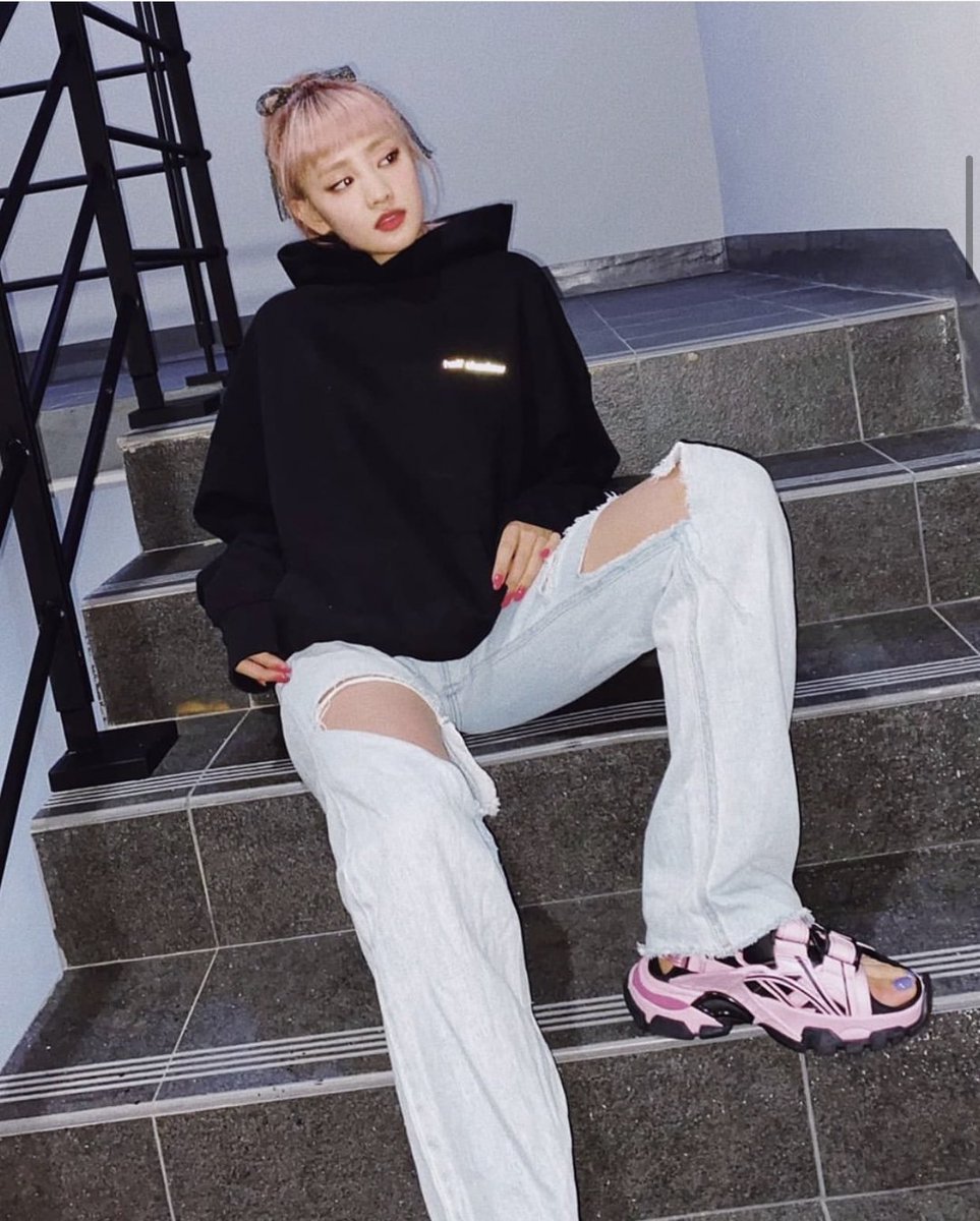 MinnieNBrasil's tweet photo. [📸] 12.09.20 Atualização da Minnie no instagram ! 

😳💘😎

📷: by Miyeon

#GIDLE #아이들_오마이갓 #민니 #MINNIE https://t.co/rhDFDMsBTo
