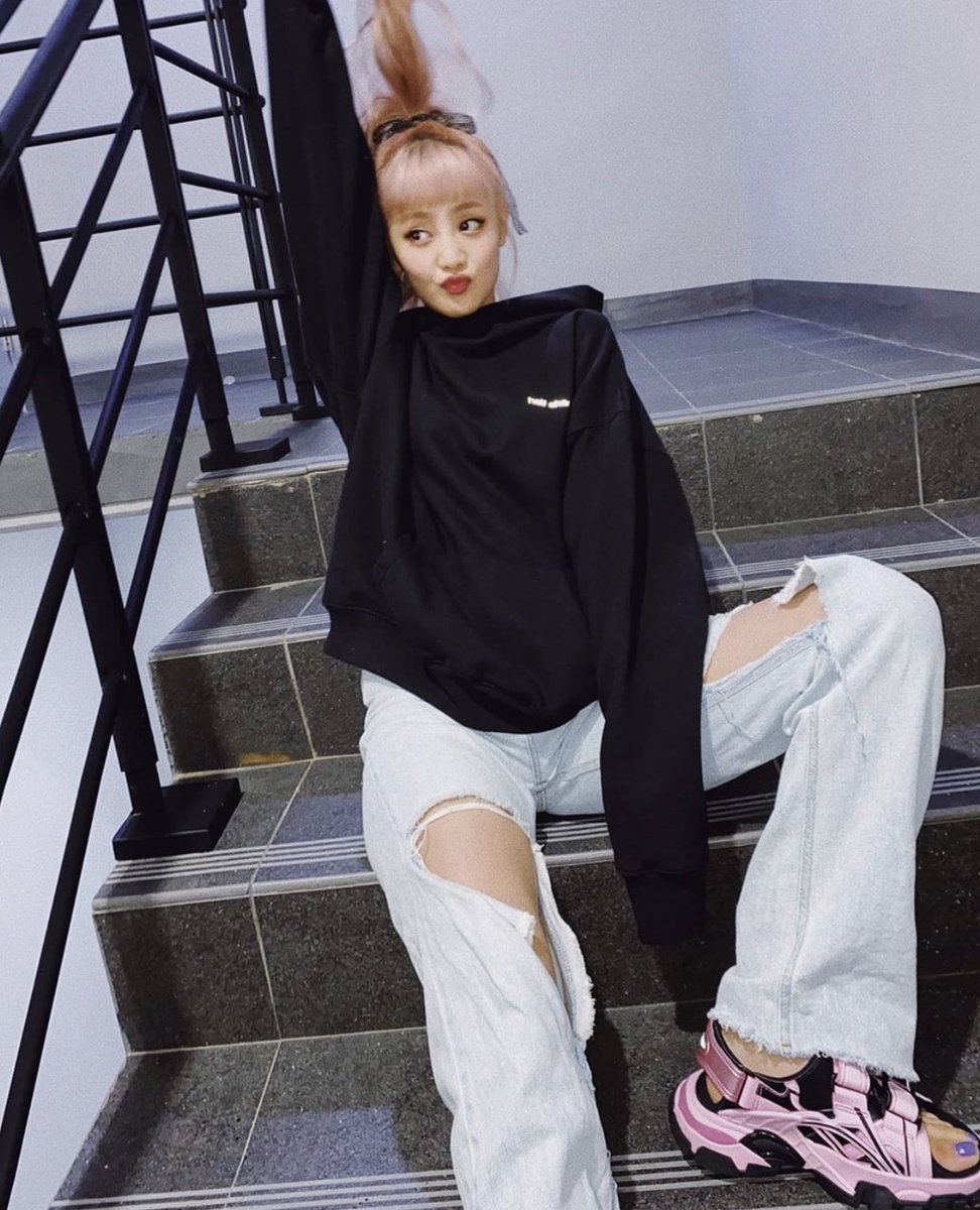 MinnieNBrasil's tweet photo. [📸] 12.09.20 Atualização da Minnie no instagram ! 

😳💘😎

📷: by Miyeon

#GIDLE #아이들_오마이갓 #민니 #MINNIE https://t.co/rhDFDMsBTo