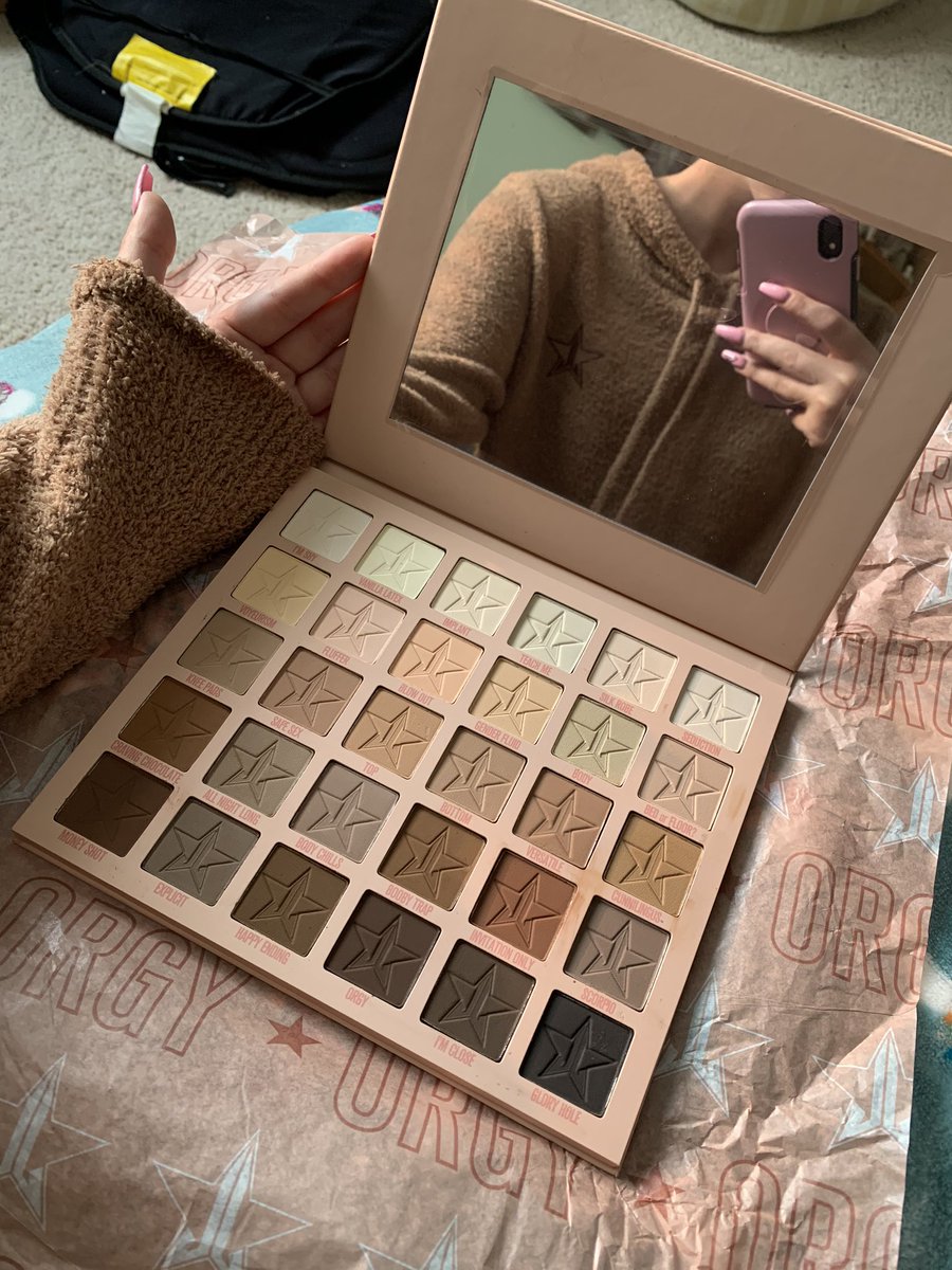 sarah37306573's tweet photo. My @JeffreeStar #orgy palette and fuzzy hoodie have finally arrived!!!😊 this hoodie is now my new favourite!! I cannot waittt to use this beautiful palette tomorrow, gonna create soo many cute looks with this😍😍 #orgycollection #jeffreestarcosmetics #jeffreestar https://t.co/ir1e5kppLe