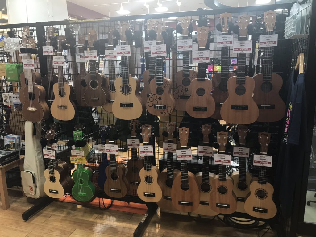 red_guitars_'s tweet photo. 小林です。
Red Guitarsでは初めての1本にオススメなモデルからからこだわりのmade in japanまで...大量展示中！
Martin フェアという事でStyle2もあります！
#RedGuitars #redguitarstakaoka #ukulele #style2 #Martin 
#mpcguitars #mpcstore https://t.co/IjxDPabR5Q