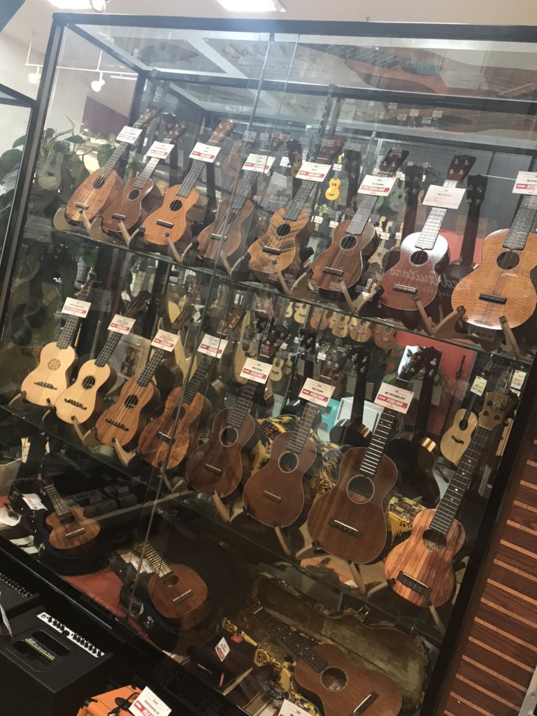 red_guitars_'s tweet photo. 小林です。
Red Guitarsでは初めての1本にオススメなモデルからからこだわりのmade in japanまで...大量展示中！
Martin フェアという事でStyle2もあります！
#RedGuitars #redguitarstakaoka #ukulele #style2 #Martin 
#mpcguitars #mpcstore https://t.co/IjxDPabR5Q