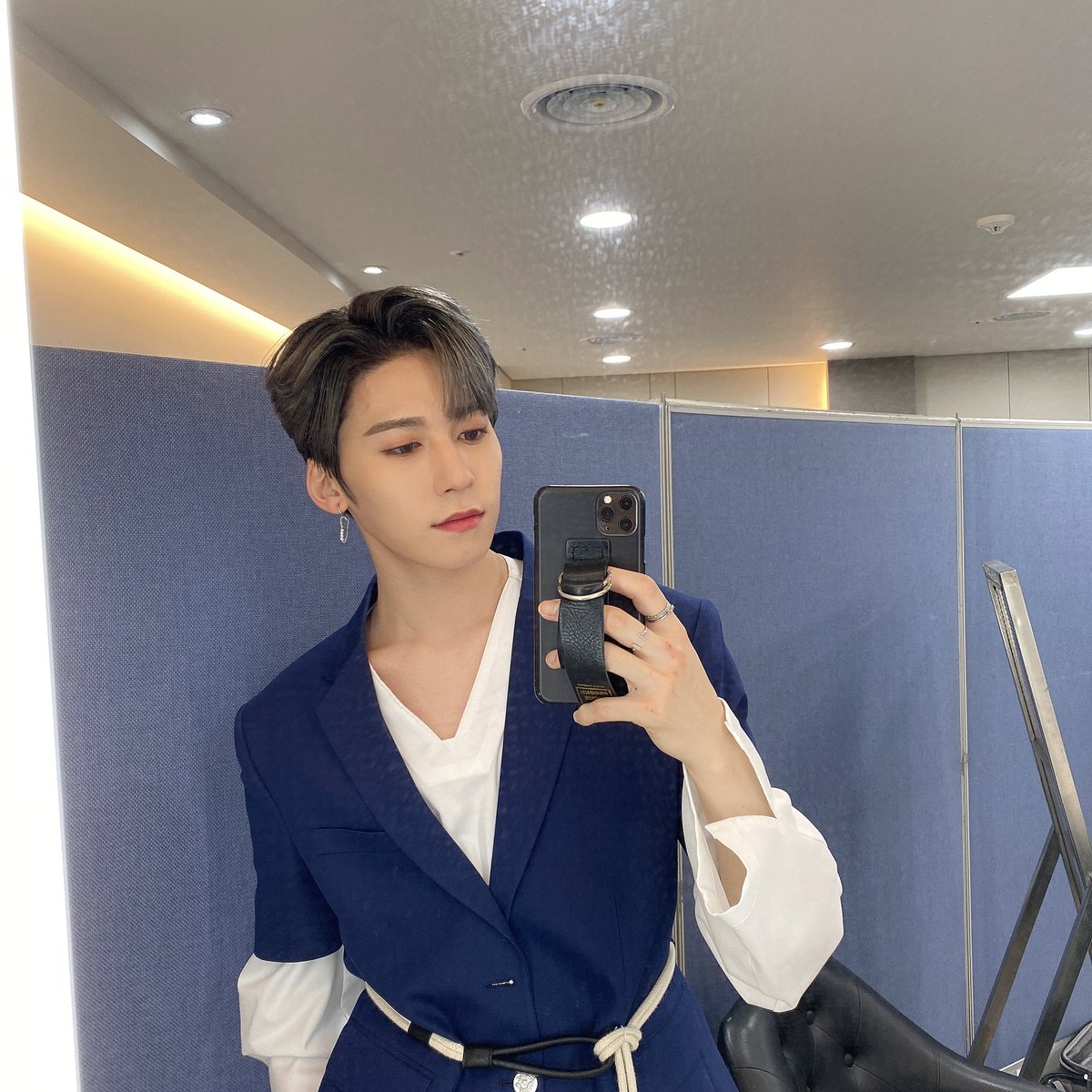 official_ONEUS's tweet photo. [#건희] 💙🤍 https://t.co/mkqJTsPefU