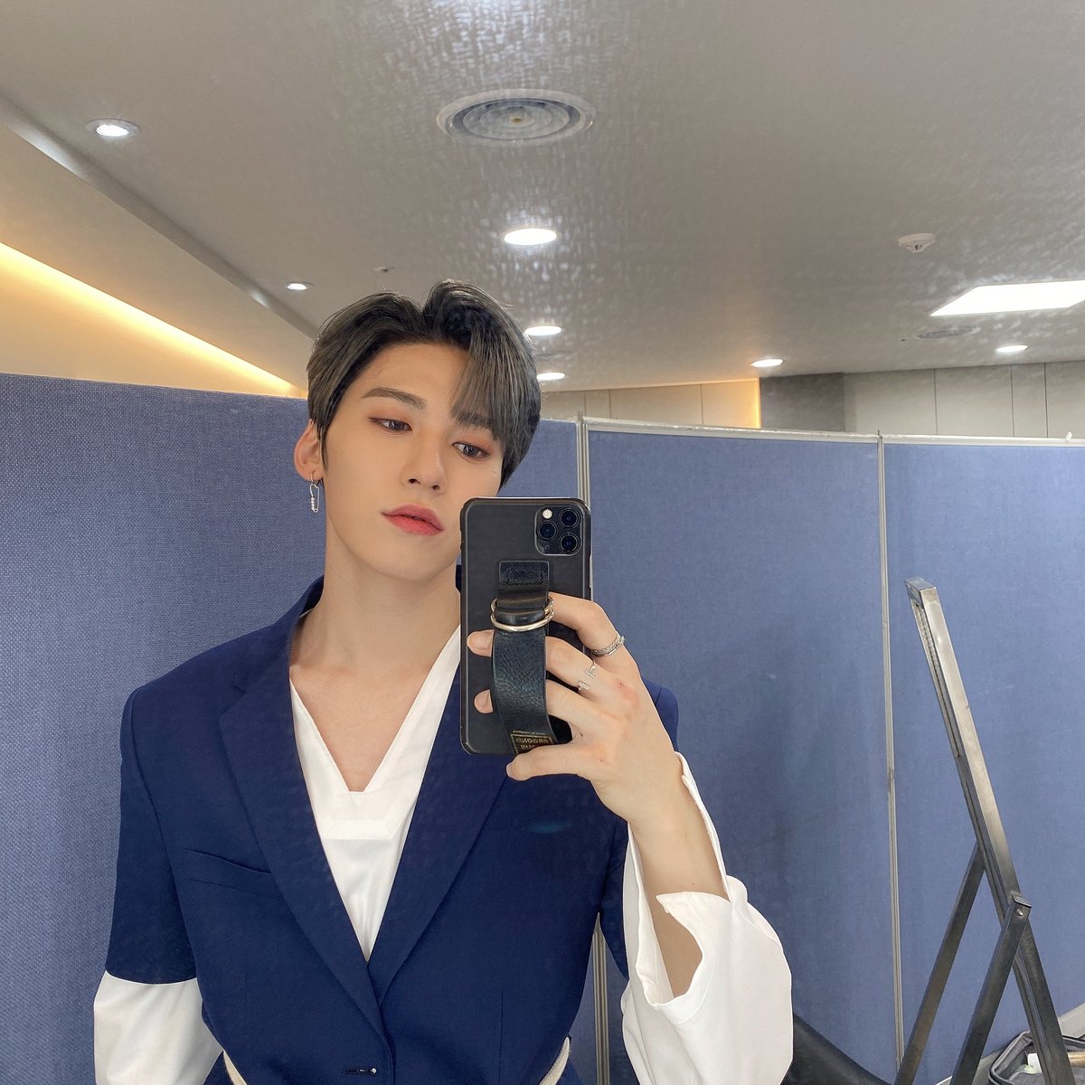 official_ONEUS's tweet photo. [#건희] 💙🤍 https://t.co/mkqJTsPefU