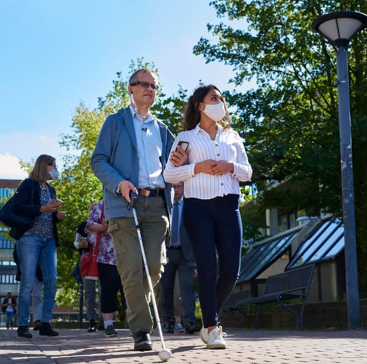 HHU_de's tweet photo. 👩‍🦯👨‍🦯Guten Morgen, #HHU!
Mit der App über den Campus – ein neues digitales Leitsystem bietet blinden und sehbehinderten Menschen eine Orientierungshilfe auf dem HHU-Campus.
Die #BlindSquare-App gibt den genauen Standort aus und lotst per Sprachausgabe an den gewünschten Ort. https://t.co/4DdX5M5bel