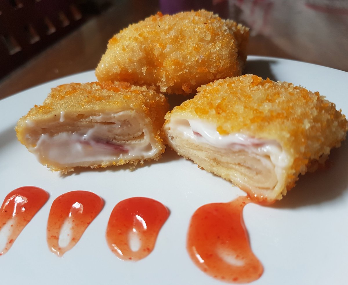 Alika_Kue's tweet photo. Risoles smoked beef
Kulit yang lembut dengan isian mayonaise,potongan smoked beef,keju dan telur rebus
#snack https://t.co/ZnI0OTBusg