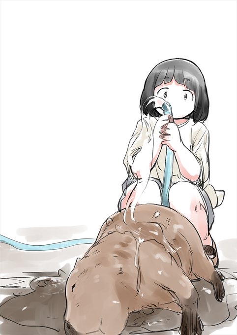 カピバラに水をぶっかける女の子 