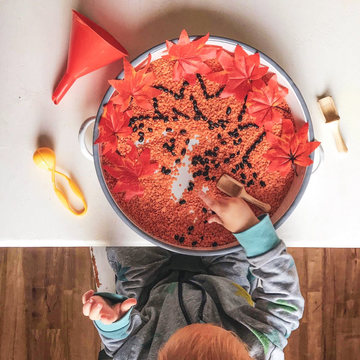 resolvetoplay's tweet photo. Tried out something new for our latest play set up. My toddler loved it, and destroyed it in seconds 😅 #parenting #play #sensoryplay #toddleractivities #playtray https://t.co/LC9fXmFnfm