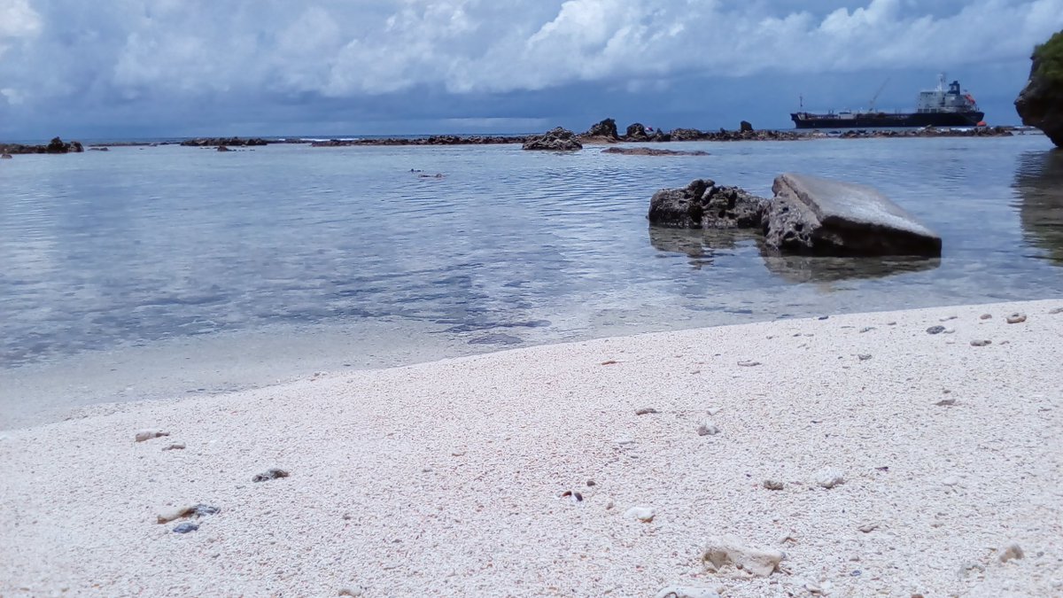 bluepalmsrota's tweet photo. 座礁船じゃないよ。
ガソリンを運んでくれる停泊中のタンカーだよ。

#bluepalms#rotaisland https://t.co/B8v0Xw0pZP