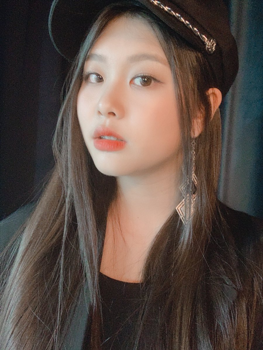 RBW_PURPLEKISS's tweet photo. [#수안]
쨘! 깜짝 비하인드 컷이에요😋  (분장 by 수안) 앞으로도 저의 머리에서 나올 모든 작품들을 보여 주고 싶어요💜 여러분들 행복한 일들만 가득하길 바라요~>< 늘 나의 힘이 되어 주는 여러분들 사랑해요💋 I love you more than you love me😍 https://t.co/lWLzHauHJu