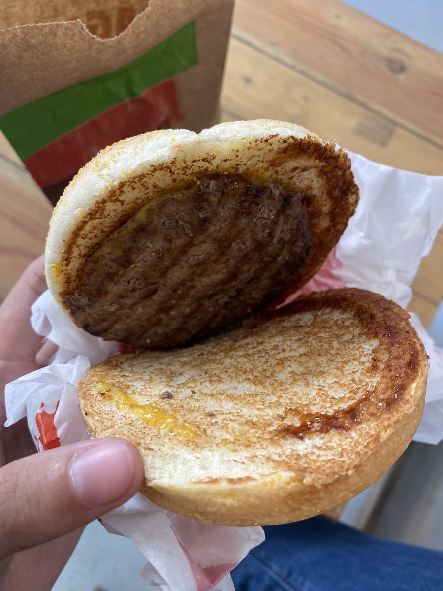 ijorr_'s tweet photo. @BurgerKing_ID wkwkwk kenapa saya pesen september ceria bbq beef rasher.. tapi burgernya cuma kaya gini apa gara2 promoo.? 😭🤣 https://t.co/tij6KmeqjM