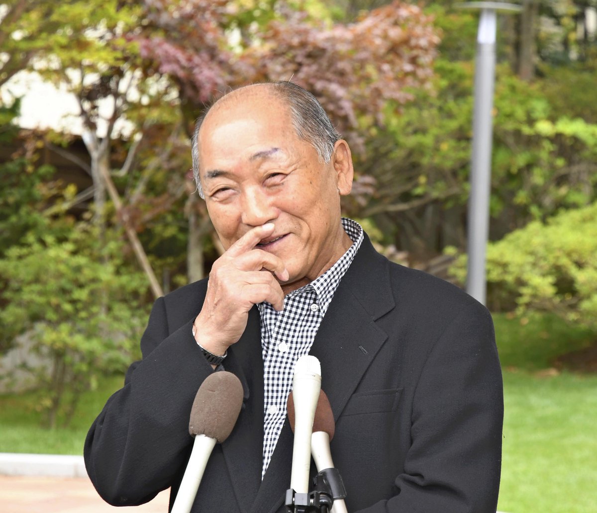 Tennis star Naomi Osaka’s grandfather says he’s proud of the masks she wore during the tournament.

the-japan-news.com/news/article/0…