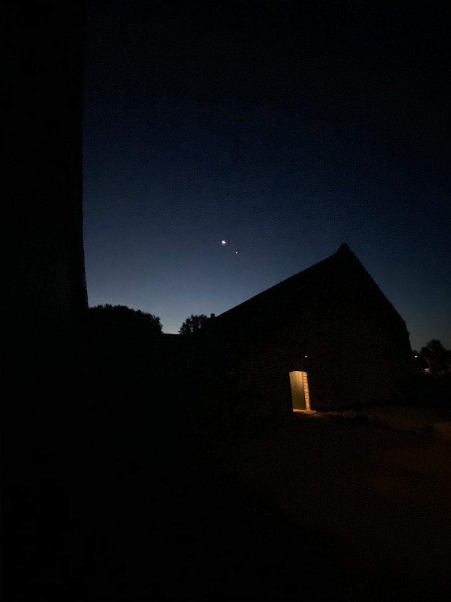 hermannijskens's tweet photo. Maan en Venus
Reiken elkaar de hand
#hemelse #samenstand https://t.co/2NNNs92cVy