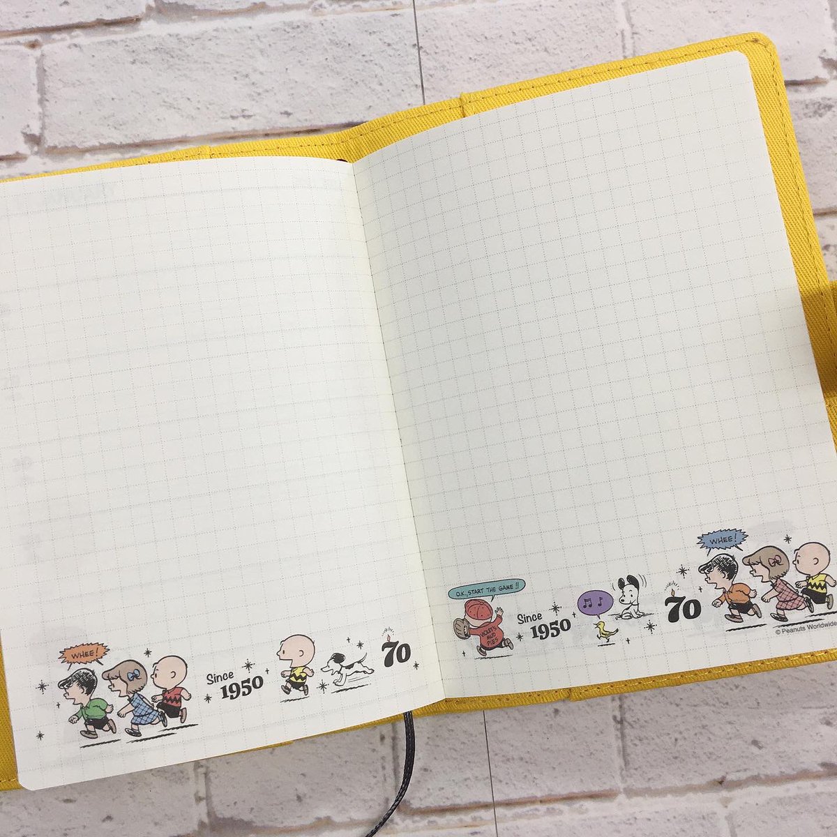 城下文化堂 ２０２１年ダイアリー続々入荷しております 生誕70周年を迎える Peanuts Snoopy 中は50年代 60年代 70年代のアートが楽しめる 特別デザインです 全面刺繍のカバーデザインがおしゃれ 川之江 四国中央市 文房具屋 スヌーピー