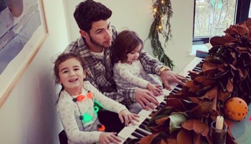 xshwnjnsbrthrsx's tweet photo. Nick with kids🥰🥰🥰
#16daysofnickjonas https://t.co/UOlOFRxhlF