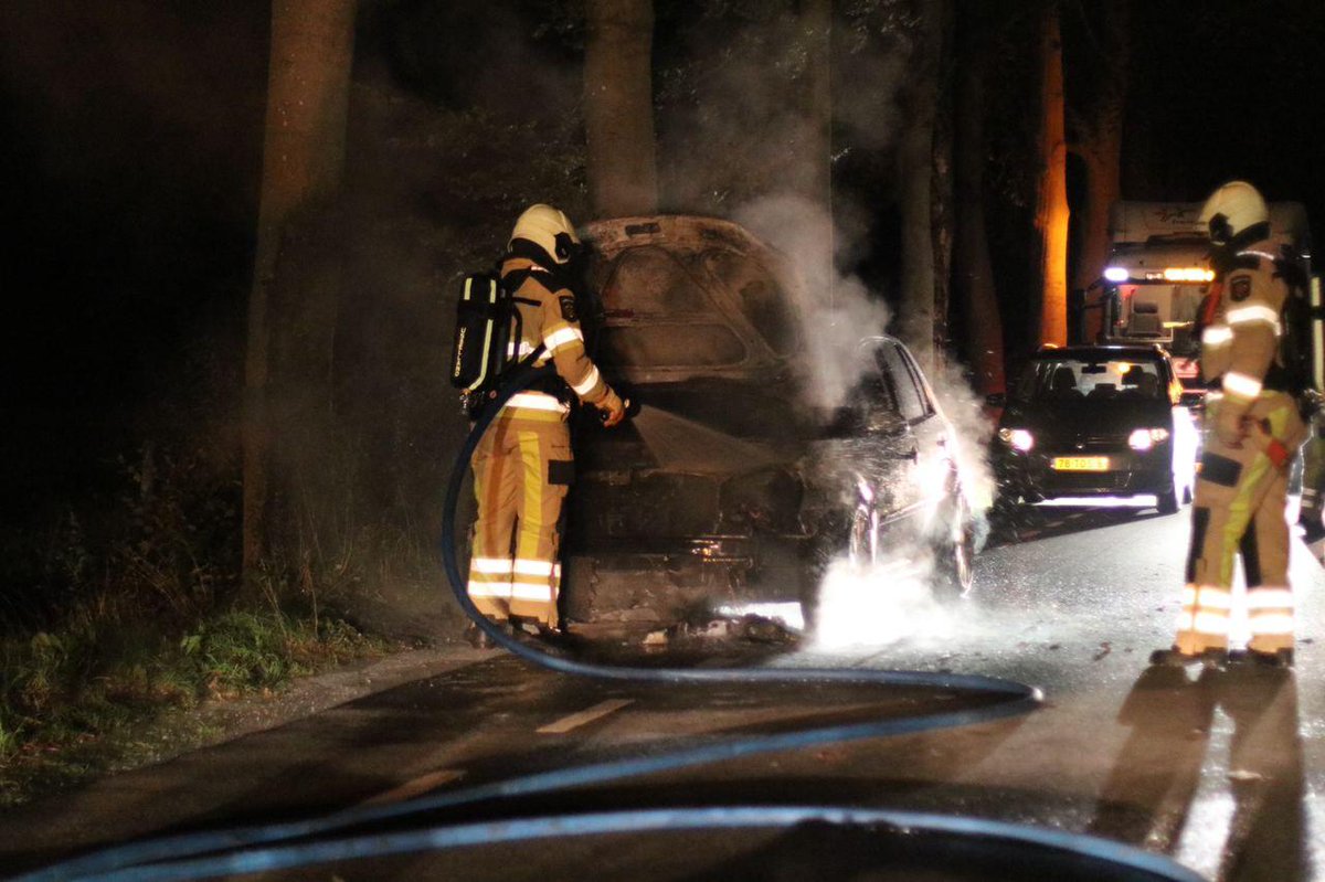 Auto vliegt tijdens rijden in brand in Lettele .