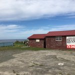 宗谷岬の近くで見つけたとんでもない看板!3400km離れた沖縄に実在するゲストハウスの看板だった!