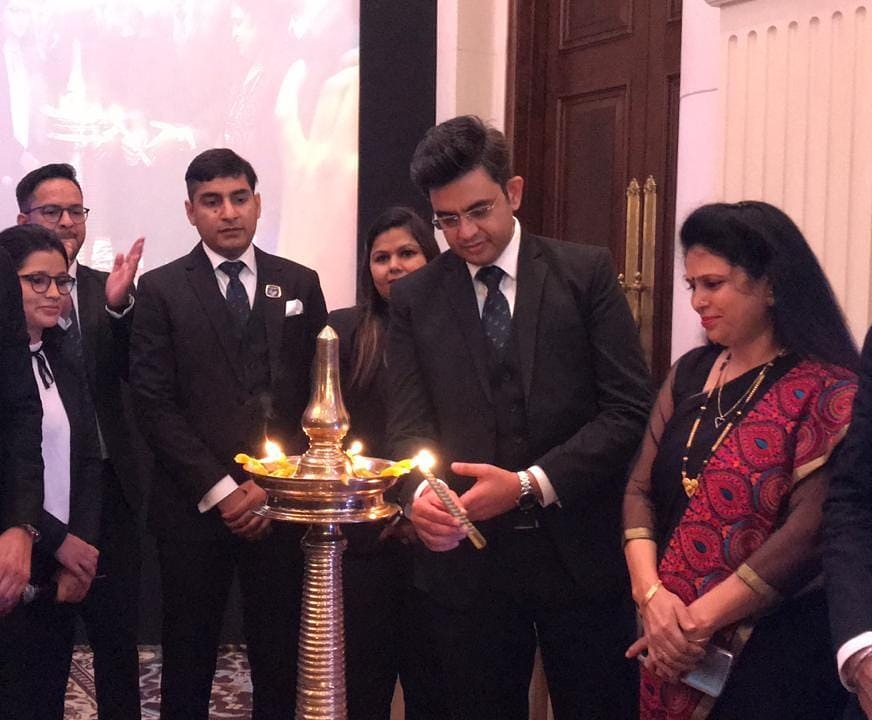 Dynamic_Growth1's tweet photo. It’s 1 year anniversary celebration of Mr. Sonu Sharma with vestige. Come be a part of it by tapping on the link below
https://t.co/mvydacOcq6
#sonusharma #1year #celebration #dynamicgrowth #teamdynamicgrowth #success #successminded #successful #entrepreneur #motivationalspeaker https://t.co/pPA3yZJiY1