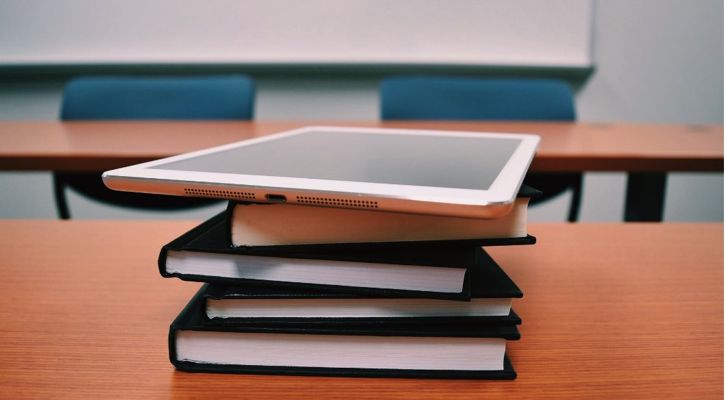 🥁🥁
Preparem el nou curs 20-21 amb una classe oberta presencial a la seu d'Àngel Guimerà, 25 entresol.
🛎️Serà aquest divendres 18, a les 19 h.
🎒Farem repàs de continguts i novetats i resoldrem tots els dubtes que tingueu
📮Veniu? Reserveu plaça a escriptoriumsabadell@gmail.com