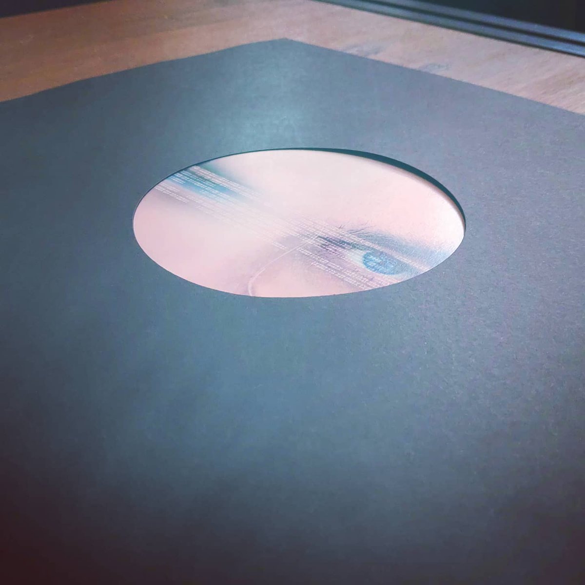 _tomeque's tweet photo. mein #albumrelease rückt immer näher, die #schallplatte wartet schon darauf, ausgepackt zu werden...

#tomeque #artwork #plattencover #singersongwriter #coverart #deutschpop #comingsoon https://t.co/afJVWZ0TIR