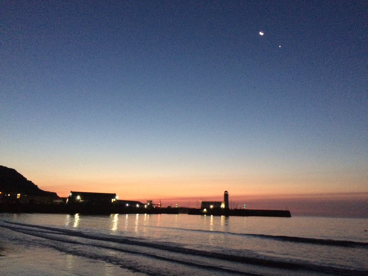 FYoungWriter's tweet photo. #MondayMotivation 🌗🌅 05:45hrs #Scarborough 👌Moons, stars, planets before sunrise ⭐️ Have a wonderful day ❤️ https://t.co/rhAwcka1H8