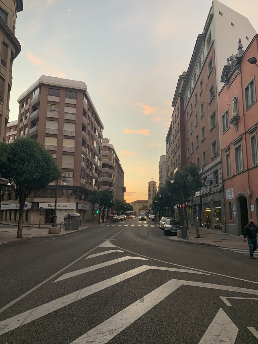 LeonAyto's tweet photo. Desde Gran Vía de San Marcos damos los #buenosdíasmundo🌍 desde #leonesp #17grados #felizlunes https://t.co/zCFbmIFROe