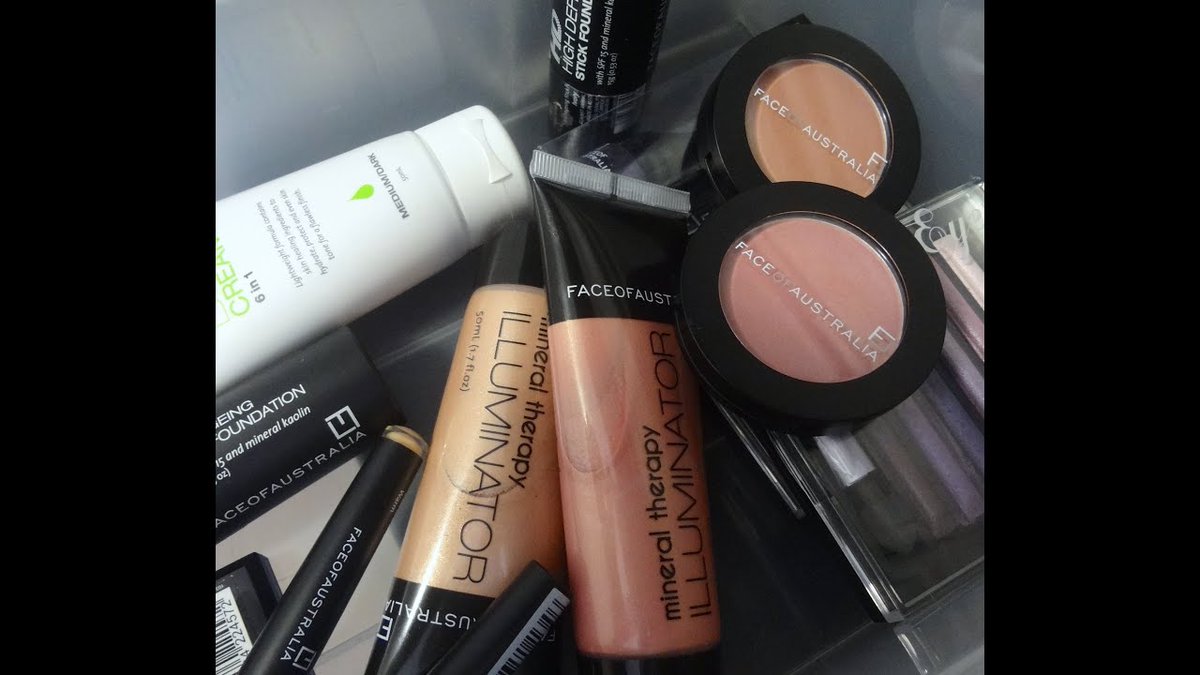 makeupexpressau's tweet photo. Packing orders from the weekend! We still have 25% off Face of Australia Translucent Powder 😍 https://t.co/ww8DaiZcay
