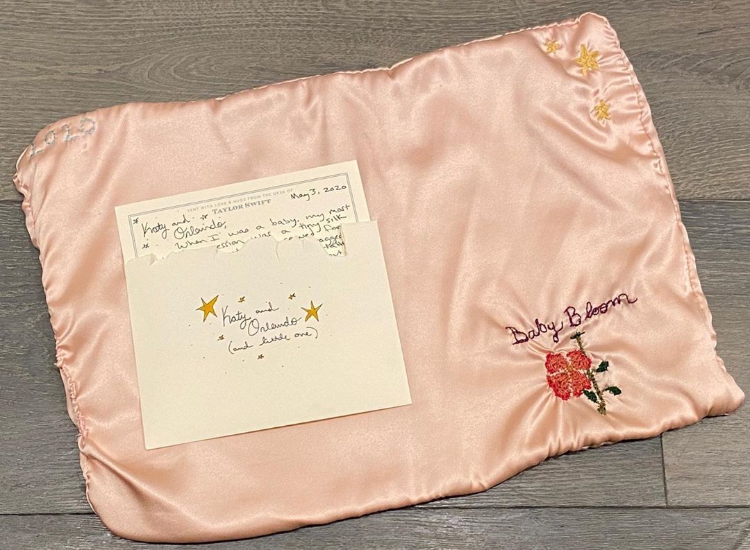 PerryPatty_'s tweet photo. Taylor Swift sent a gift for baby Daisy Dove Bloom 🌼🕊 https://t.co/257tIdU6Eo