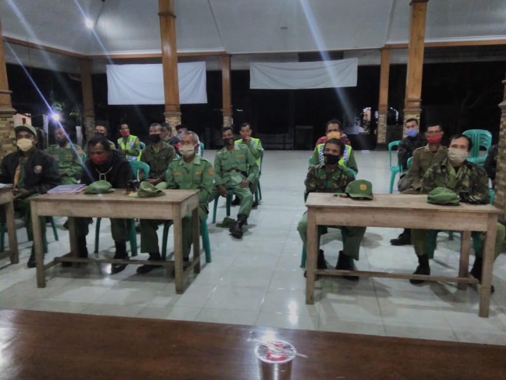 KoramilG's tweet photo. Babinsa, Bhabinkamtibmas hadiri Pertemuan Linmas Desa Cihonje Kec. Gumelar, diikuti oleh 35 orang Anggota Linmas Desa Cihonje. Bertempat di Balaidesa Cihonje Kec. Gumelar Kab. Banyumas. Pertemuan Linmas dilaksanakan satu bulan sekali setiap malam Rabu Pon. https://t.co/5KhaUYuYvz