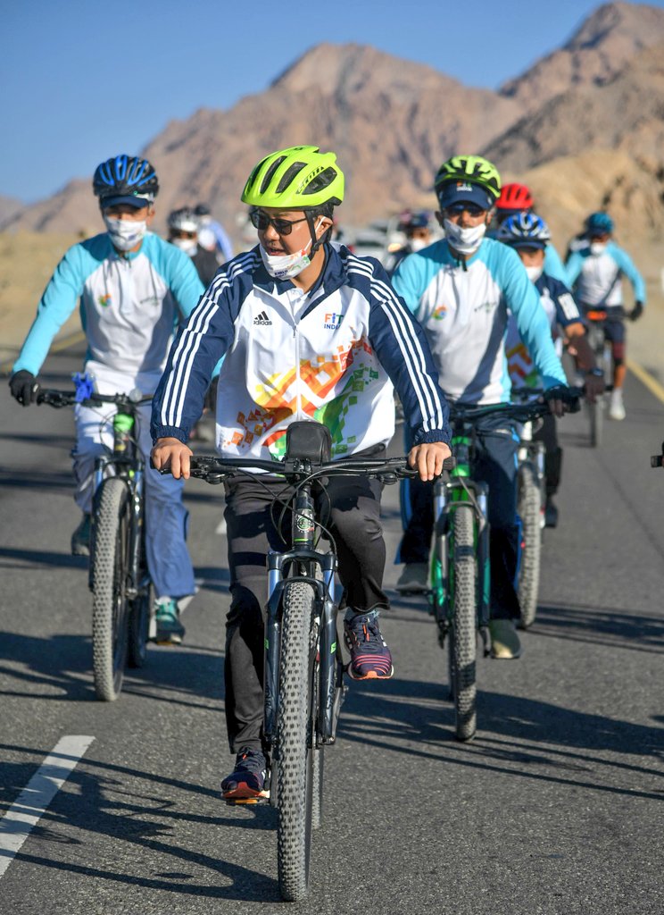 KirenRijiju's tweet photo. Fit Ladakh - Fit India! 
Today, we had an amazing Fit India Cyclothon in Ladakh joined by the local cycling association, people's representatives and the administration. 
#FitIndiaMovement 🇮🇳 https://t.co/YMar4tO9It