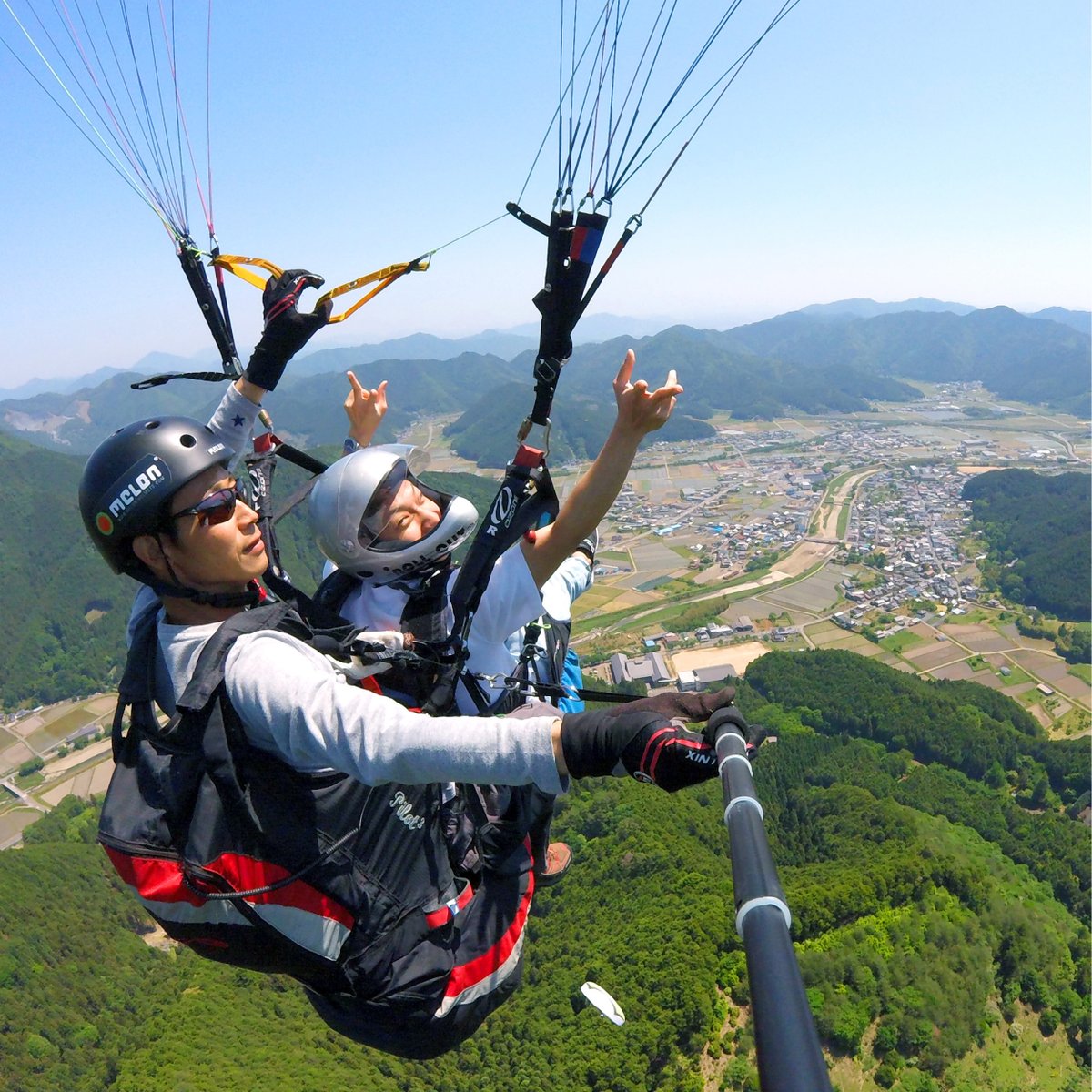InfoFtravel's tweet photo. 日本でも話題沸騰中『#愛の不時着 』で登場し、ブームになりつつある#パラグライダー ！
エフ・トラベルでは#GoToキャンペーン を活用して、本格的な#パラグライダー体験 と城崎温泉で宿泊、城下町出石を観光し出石そばを堪能できる旅をご用意しております🎶
詳しくは（https://t.co/6N7XCJ2LOj）から https://t.co/xTyat5BUnq