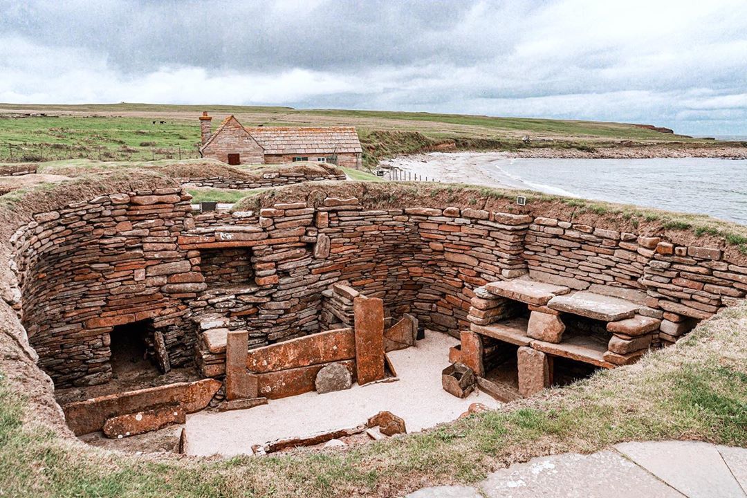 orkneycom's tweet photo. The view over a 5000-year-old home 😍 
📍 Skara Brae, #Orkney
📷 by https://t.co/0kyOICrUF5
#LoveOrkney #ScotlandIsNow https://t.co/MmGdb3dAk1