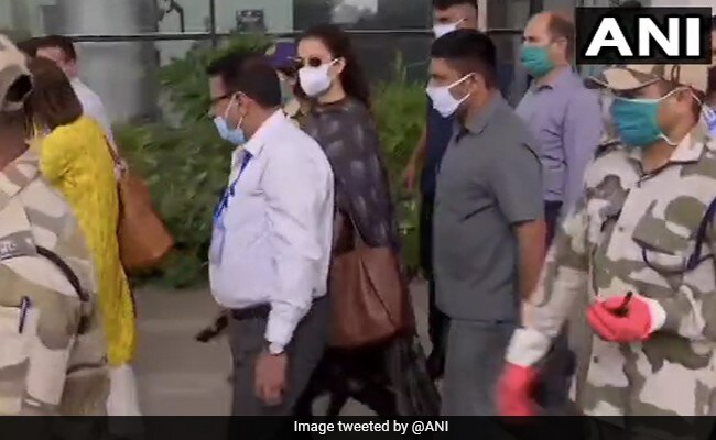 ndtv's tweet photo. "With A Heavy Heart, Leaving Mumbai": #KanganaRanaut Says "Terrorised" https://t.co/ktEOfE8eQy https://t.co/G7QsNZFvN7