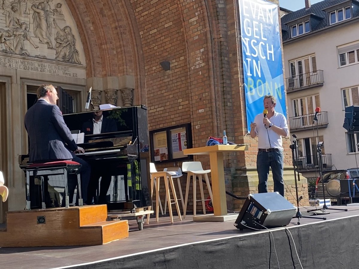 Beim Bühnenprogramm SundaysforFuture vor der Kreuzkirche in Bonn habe ich gestern über Klimaschuz, Biodiv und die Verantwortung von Regierungen und jedem einzelnen gesprochen. Zum Schluss hat Eckart von Hirschhausen „All you need is less“ gesungen. #Ressourcenschutz