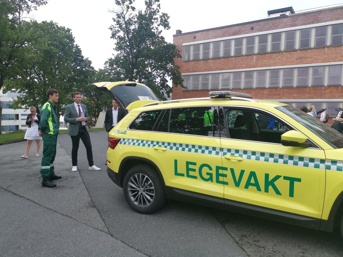 lars_jelsness's tweet photo. Hyggelig besøk av statsråd @Henrikasheim ved @hiofnorge i dag, der statsråden fikk møte ansatte, studenter og samarbeidspartnere knyttet til studiet i paramedisin - i tillegg til omvisning i nytt simuleringssenter som bygges i samarbeid med @Fredrikstadkomm https://t.co/pOBiEYvv5z