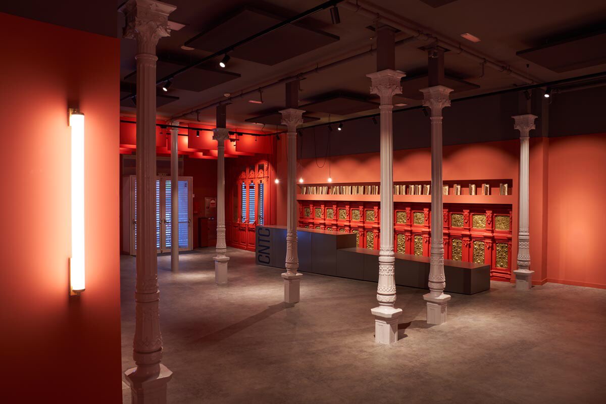 Así luce el nuevo hall del Teatro de La Comedia. Tras obras de acondicionamiento, el espacio permite uso  polivalente, adaptado para exposiciones, encuentros, venta de publicaciones...