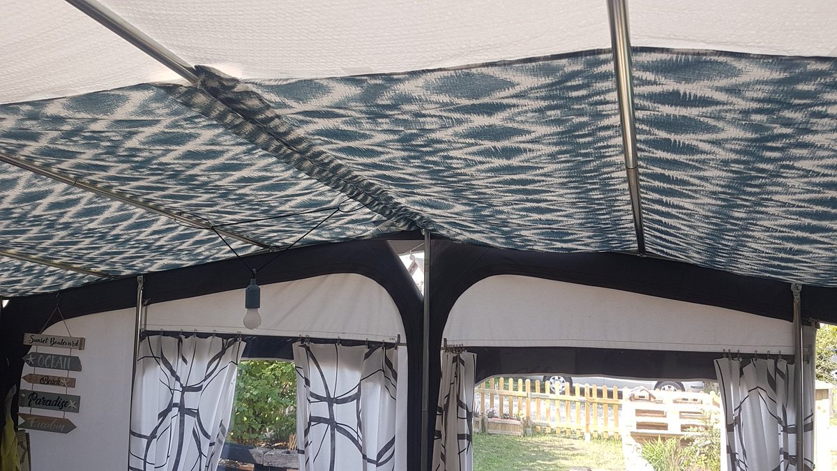 MichaelaJWT's tweet photo. Mal eben einen #Geistesblitz gehabt und einen lichtdurchlässigen #Zelthimmel aus vorhandenen #IKEA #Vorhängen für unser #Dauercamping #Vorzelt konstruiert. Ein weiteres Paar bekomme ich hoffentlich über Kleinanzeigen. Das Beste: es passt #perfekt zu den Vorhängen im #Wohnwagen. https://t.co/KfSDzpvtNm