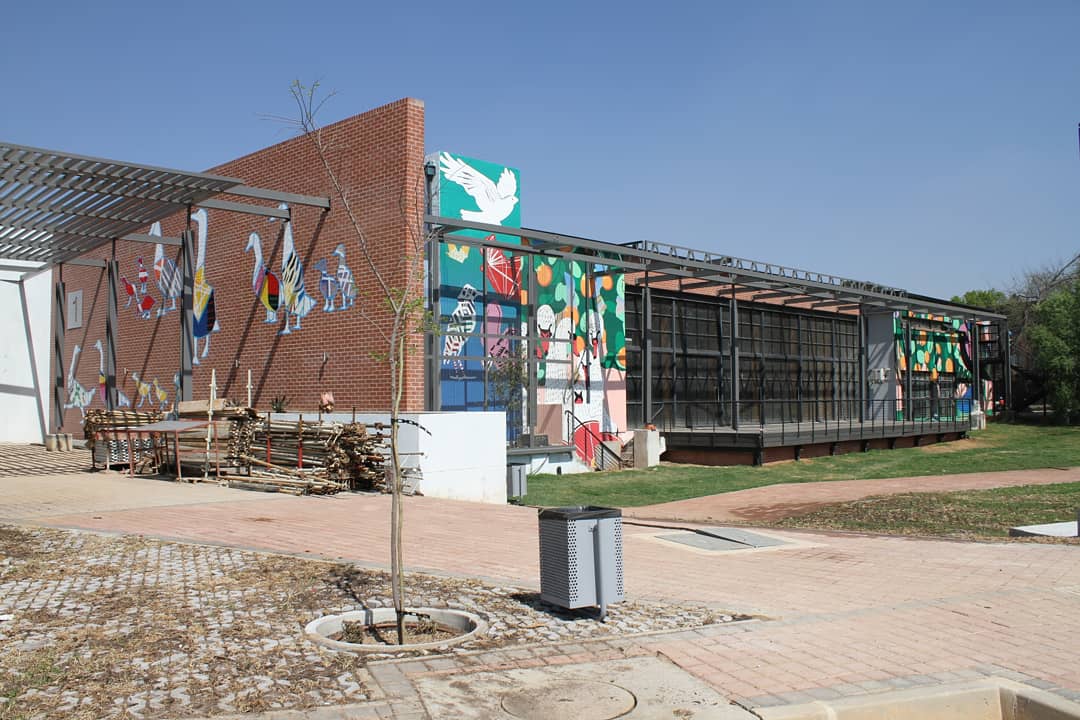 ArtMyJozi's tweet photo. We've been sharing updates on each side of the Paterson Park rec centre, but we haven't showed you how all these artworks sit together.
These pics show how this huge mural wraps around all four sides of the building:
#ArtMyJozi #TheTrinitySession #JDA #PatersonPark #OrangeGrove https://t.co/rHOkL5ovoS