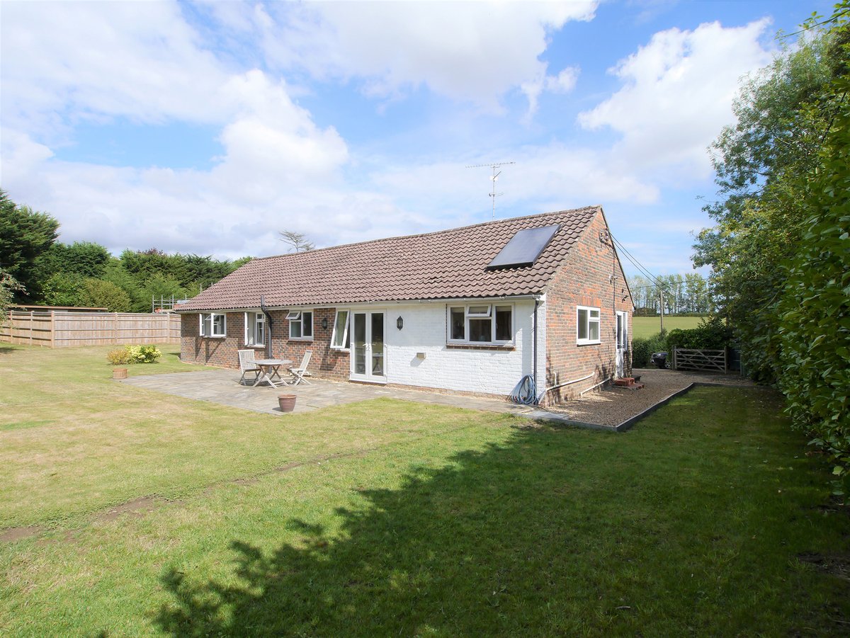 LettingsHA's tweet photo. To let in Slinfold, spacious 3 bed bungalow in rural setting with plenty of driveway parking. Country style kitchen/diner with AGA, cooker, dishwasher, fridge/freezer &amp; doors to garden. Utility room with washing machine &amp; tumble dryer. Unfurnished. https://t.co/Yk05qJnDix https://t.co/gN5wIJKx3S